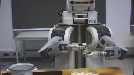 Roboter hält eine Flasche in den Händen