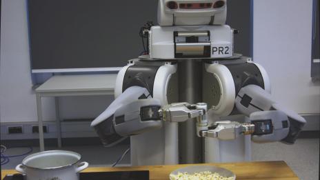 Roboter hält eine Flasche in den Händen